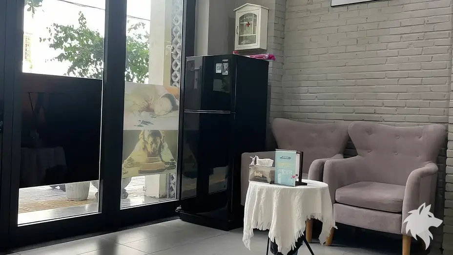 入口玻璃門旁的灰色等候座