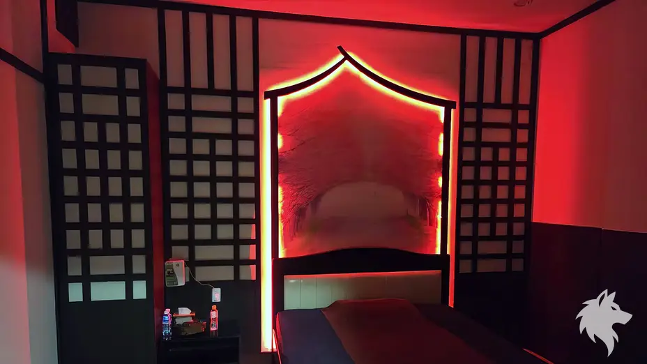 紅色間接燈光單人按摩房