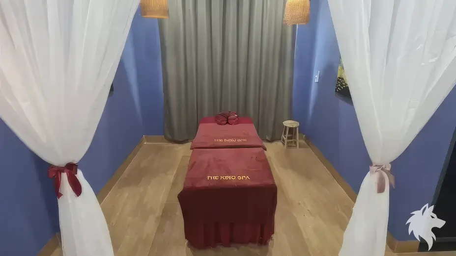 以窗簾分隔的私人按摩房
